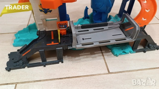 Hot Wheels Паркинг-гараж Акула – City Attacking Shark Escape, снимка 6 - Коли, камиони, мотори, писти - 16477004