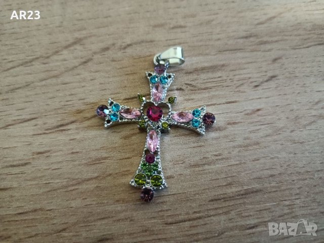 Изящен кръст с цветни камъни , снимка 1 - Колиета, медальони, синджири - 40512880