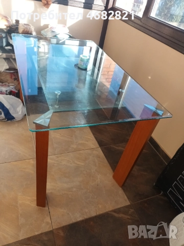 стъклена голяма красива здрава маса с дървени крака