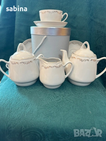 2 елегантни съветски сервиза за чай и за кафе в бяло и злато на Рижски завод, Рига, СССР