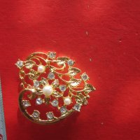Невероятна позлатена брошка с камъни и перли , снимка 2 - Други - 34793786
