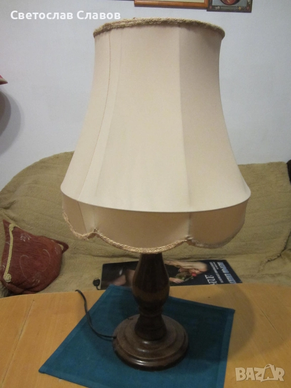 Масивна настолна лампа със стойка от стругован орех и елегантна шапка в светло бежов  цвят, снимка 1