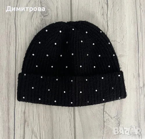 Зимна шапка с камъчета