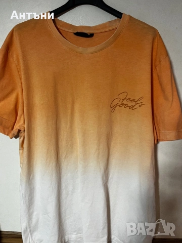 Бяло-оранжева тениска с къс ръкав