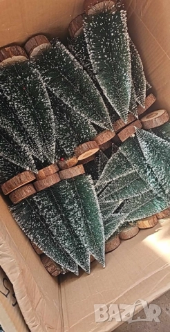 Миниатюрна декоративна изкуствена елха с поставка от дървено пънче, 30 см височина; Подходяща за дек