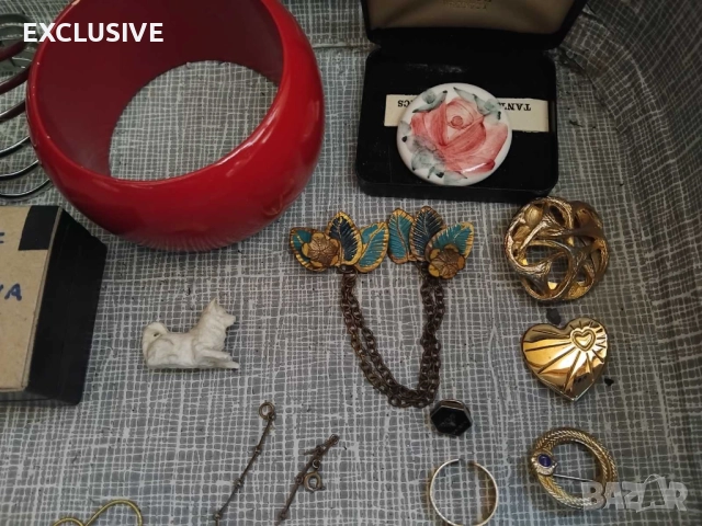 Брошки от Англия по 10 лв /броя 1969г.