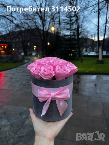 Луксозна кутия с 17 розови сатенени рози – ръчна изработка