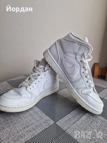 Кецове Nike Air Jordan 1 mid Triple White, снимка 4 - Маратонки - 53440877