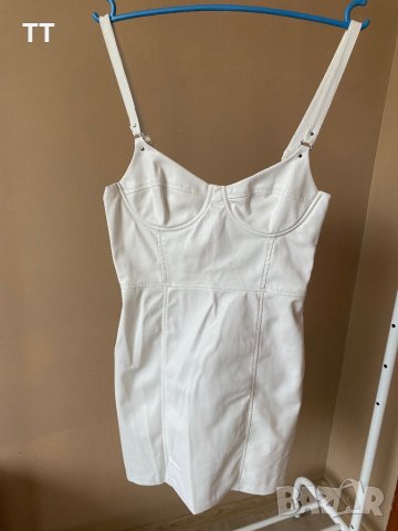Бяла кожена рокля Бершка м размер, снимка 1 - Рокли - 41474589