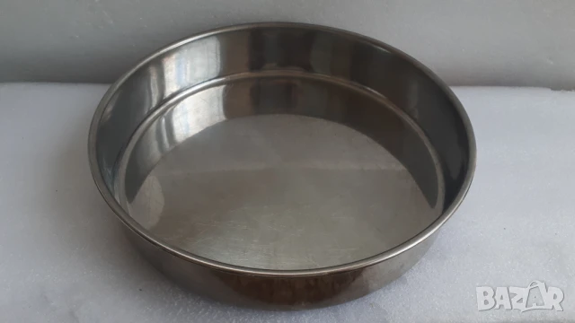 Четири кръгли метални тави