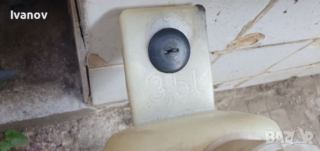 Казанче течност чистачки за бмв е34 с помпичка моторче датчик ниво bmw e 34 Washer tank 3.5L, снимка 3 - Части - 41639175