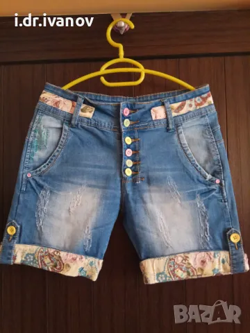 дънкови панталонки с външни шарени копчета, снимка 1