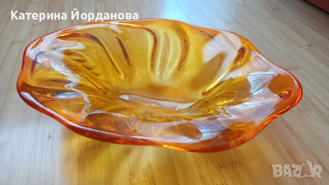 Жълта стъклена фруктиера