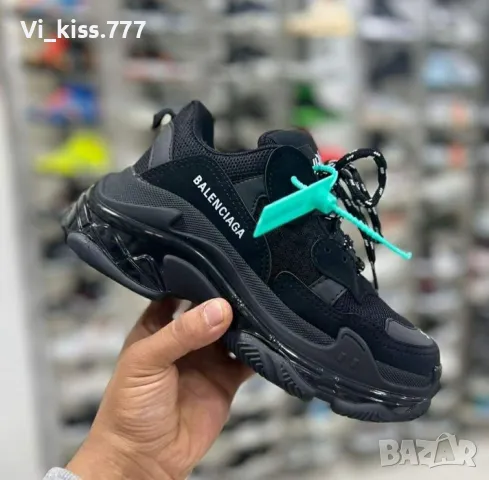 Нови обувки Balenciaga triple S 