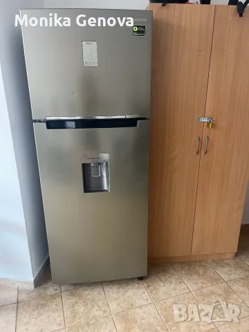 хладилник Samsung с горен фризер, No Frost, Digital Inverter и диспенсър за вода.