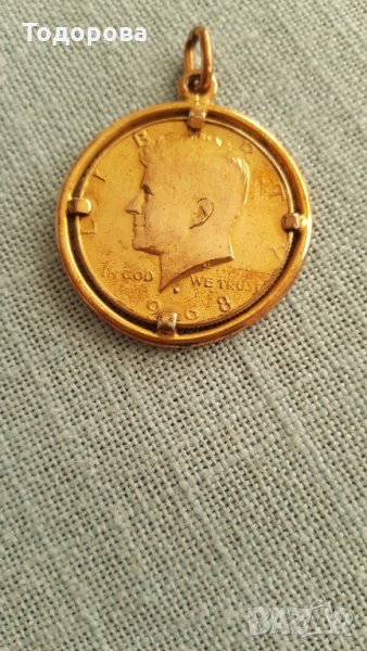 Доларов медальон -позлатен сребърен 1/2 долар 1968  в обков, снимка 1