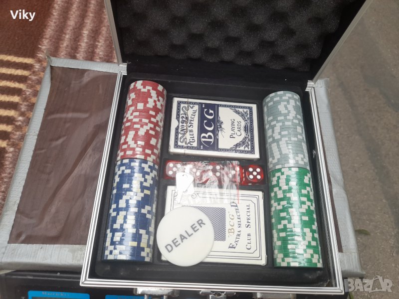 Куфарче със зарове карти и жетони, снимка 1