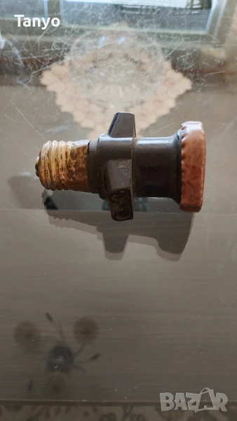 Фасунга с два контакта:2в1., снимка 1