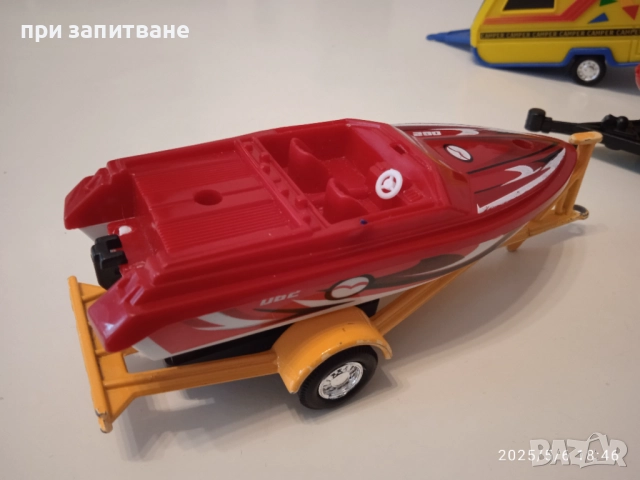 Метално Mitsubishi Pajero, с пластмасово ремарке с лодка; Каравана и ремаркета с лодки, 15 см., снимка 17 - Колекции - 50587001