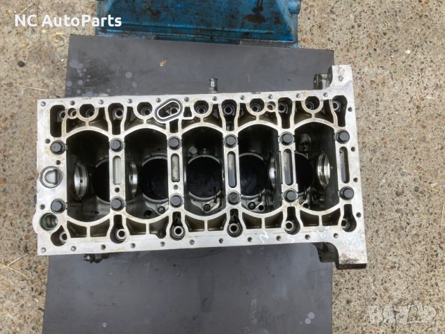 Цилиндров блок за Volvo Волво XC70 XC90 2.4 дизел 163 8653865 2005, снимка 2 - Части - 42705467