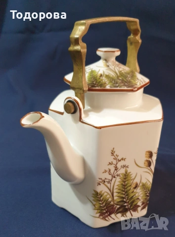 Порцеланов чайник с месингова дръжка и  флорални двустранни мотиви