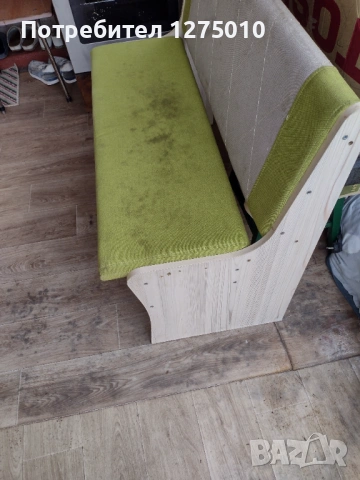 Дървена пейка . 