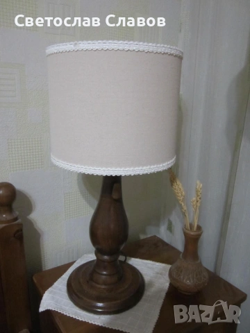 Дизайнерска настолна лампа със стойка от стругован орех - 2