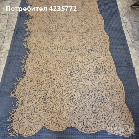 Покривало за легло или канапе плетено на една кука. 