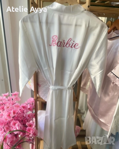 САТЕНЕН ХАЛАТ С БРОДЕРИЯ - опция за пера на ръкавите, снимка 3 - Нощници - 52159988