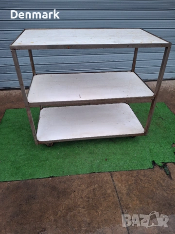 Метални етажерки на колелца