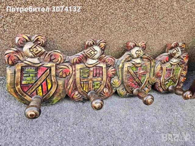 Испанска ръчно рисувана закачалка за стена с дърворезба