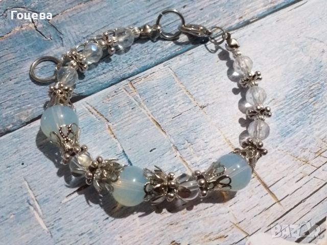 Разкошна гривна със скъпоценни камъни Опал и богати орнаменти в цвят Сребро 