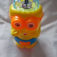 Детска играчка- МИНЬОН ,музикален, свети движи се , снимка 4 - Електрически играчки - 38969072