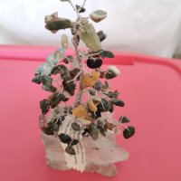 Дръвче от камъчета ахати и постамент кристал, снимка 1 - Декорация за дома - 41481353