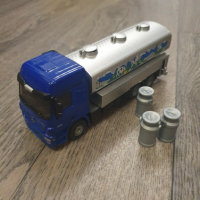 Метална количка SIKU 1/50 Mercedes-Benz Actros Цистерна за мляко, снимка 2 - Колекции - 36408331