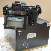 Фотоапарат Nikon Z5 с FTZ адаптор и две батерии, снимка 2 - Фотоапарати - 44683988