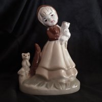 Пореланова статуетка Момиче с котенца. маркирана., снимка 2 - Антикварни и старинни предмети - 40939968
