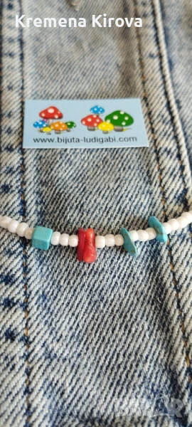 Чокър с тюркоаз, червен корал и чешки мъниста. Бижута Луди гъби. Закопчаване и удължител от стомана., снимка 1