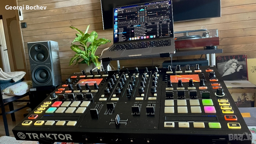 Dj контролер Traktor S8, снимка 1