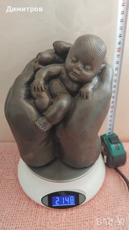Авторска скулптура бебе във ръце, снимка 1