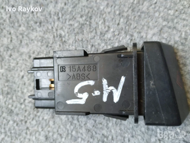 Бутон аварийни светлини Мазда 5 2.0 146кс 05г Mazda 5 2.0  , , снимка 2 - Части - 50977436