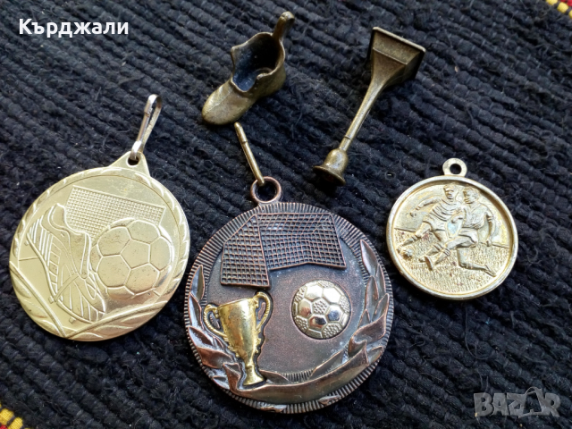 Пет броя Футболни отличия