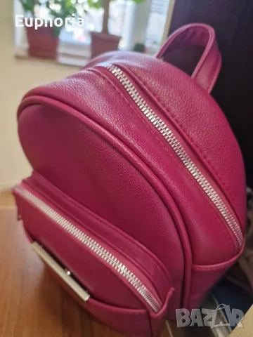 Дамска раничка, снимка 2 - Раници - 48570811