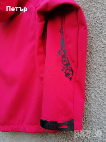 Продавам чисто ново дамско червено яке софт шел The North Face, снимка 9 - Якета - 30037415