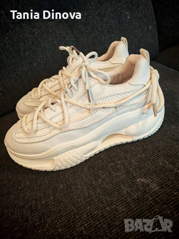 бели маратонки 