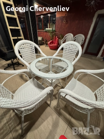 Комплект градинска маса със стъклен плот + 4 плетени стола (бял ратан)