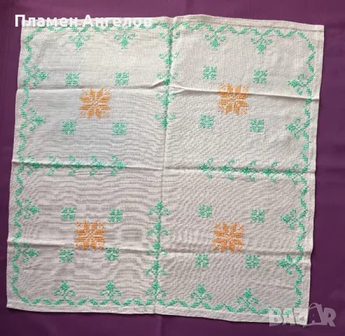 Ръчно бродирано Каре на ленена панама. 