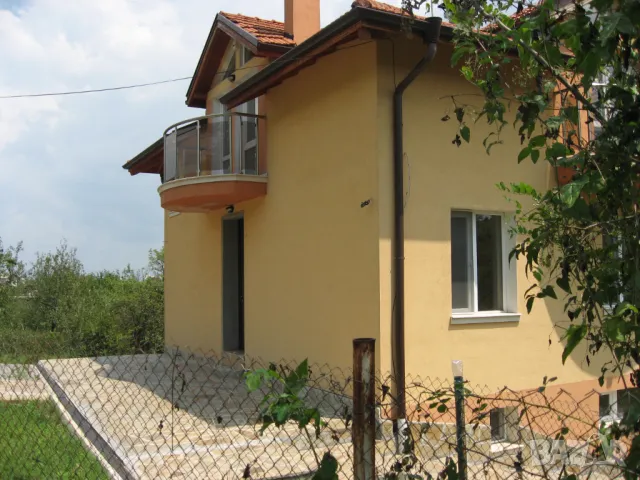 Дава дългосрочно под наем 3 етажна къща, снимка 1