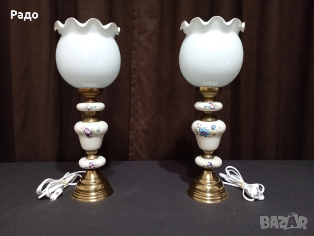 Комплект от две порцеланови лампи с бели стъклени абажури