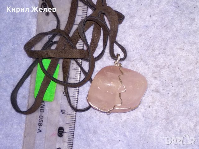 КРАСИВ ВИНТИДЖ - АРТ МЕДАЛЬОН НАТУРАЛЕН КАМЪК РОЗОВ ПЛАНИНСКИ КВАРЦ КРИСТАЛ с ШНУРЧЕ от ВЕЛУР 13712, снимка 7 - Колиета, медальони, синджири - 41483690